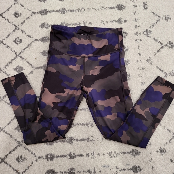 ATHLETA Ultimate Stash Pocket Camo 7/8 size small - Picture 2 of 3